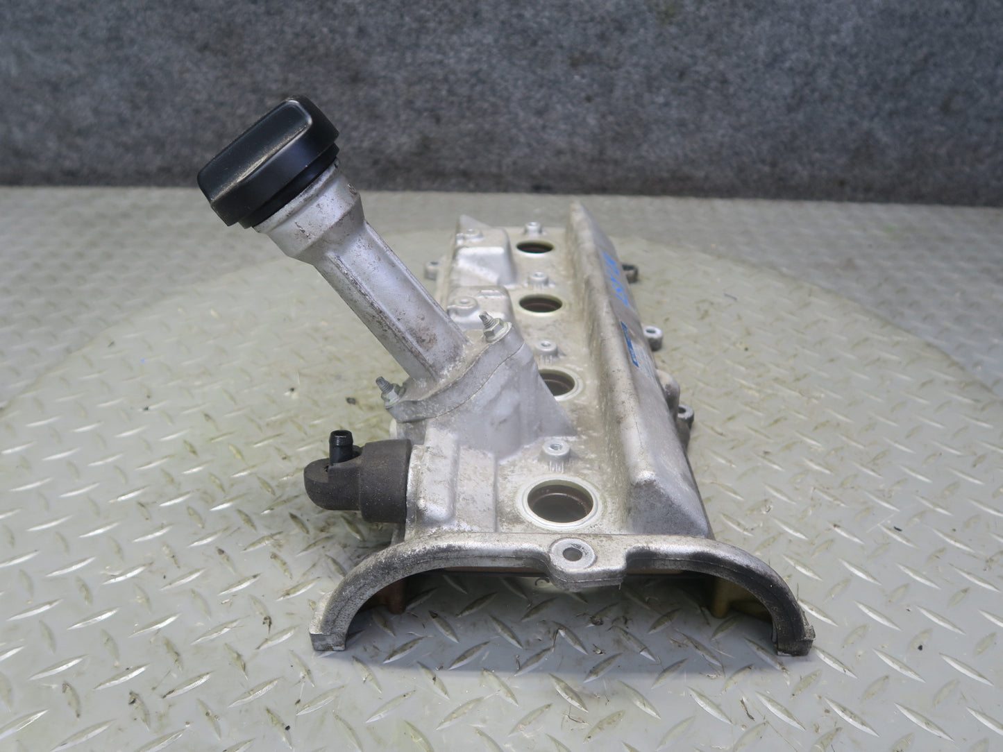 01-06 Lexus LS430 3UZFE Left Engine Cylinder Head Valve Cover w Oil Neck OEM