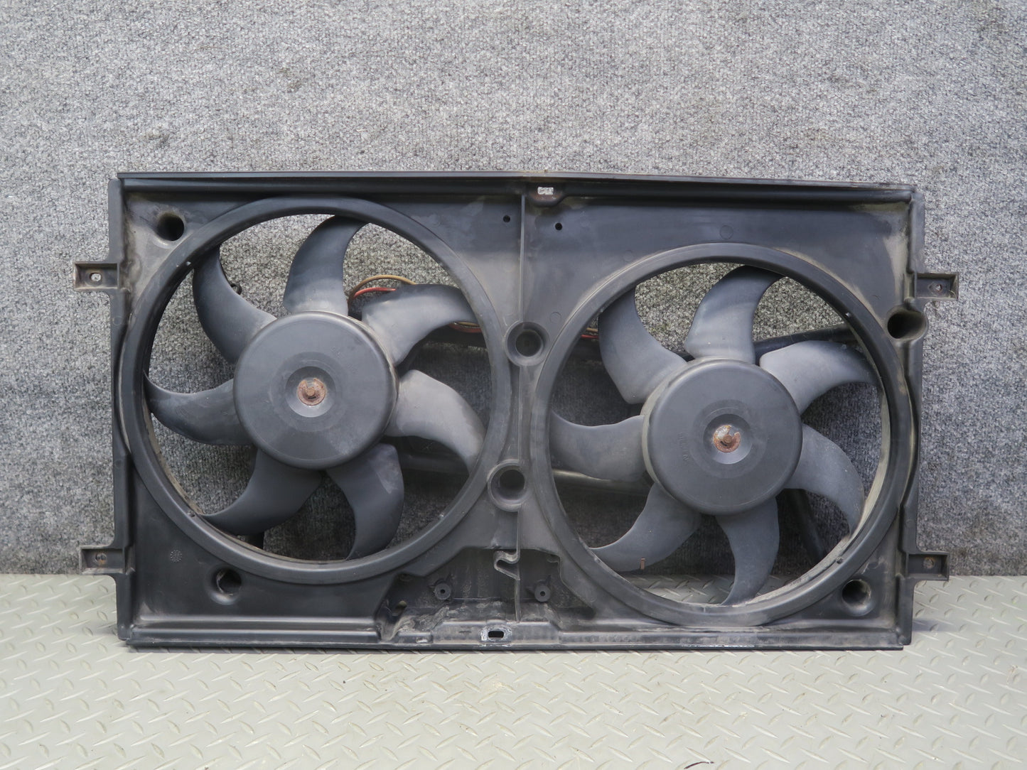 99-03 VW Eurovan T4 2.8L Engine Radiator Cooling Fan Motor Shroud 7D0121207 OEM