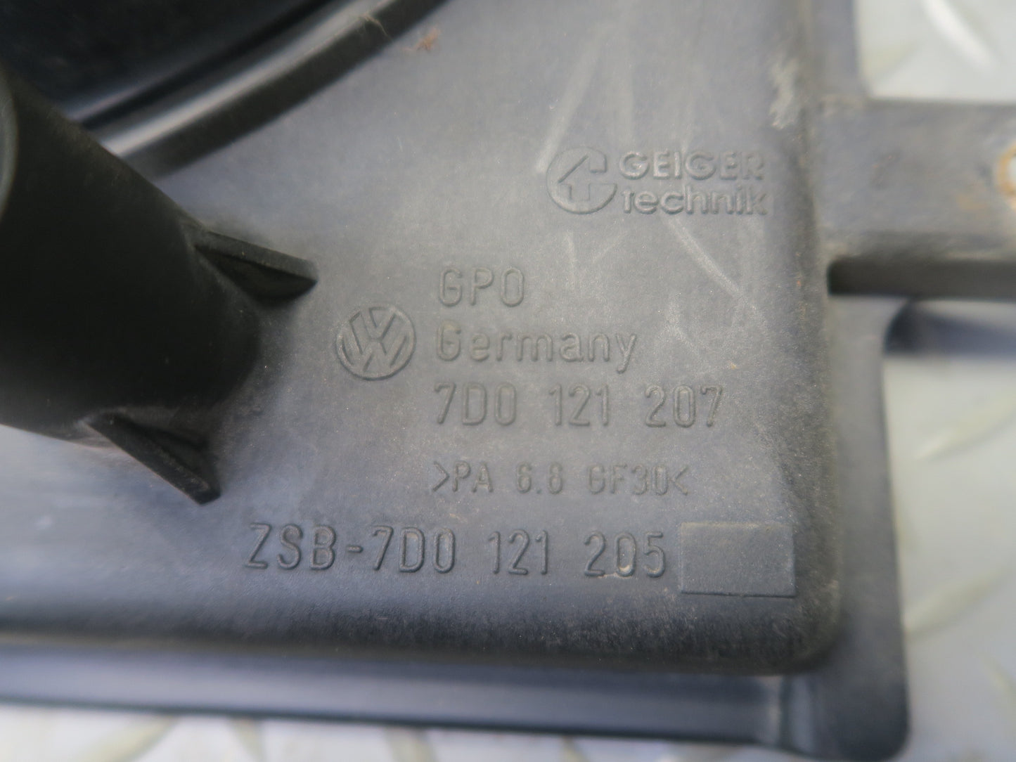 99-03 VW Eurovan T4 2.8L Engine Radiator Cooling Fan Motor Shroud 7D0121207 OEM