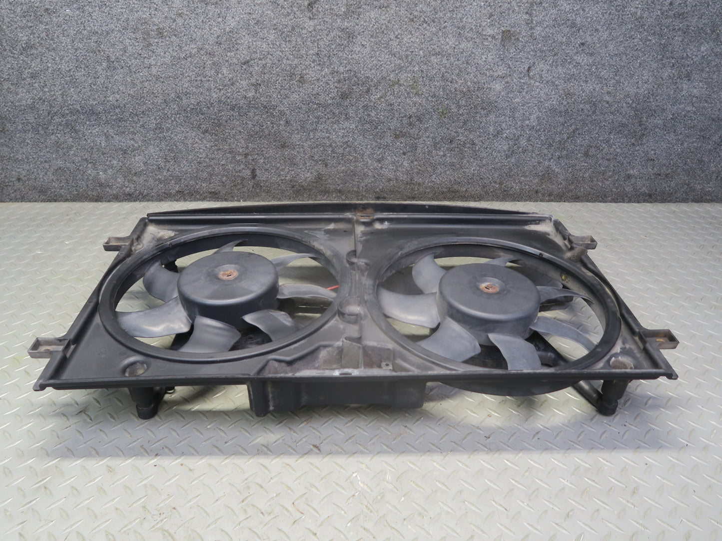 99-03 VW Eurovan T4 2.8L Engine Radiator Cooling Fan Motor Shroud 7D0121207 OEM