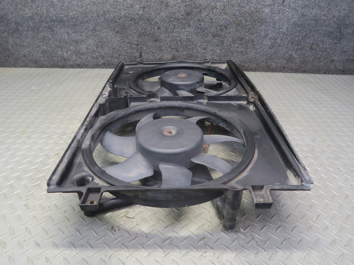 99-03 VW Eurovan T4 2.8L Engine Radiator Cooling Fan Motor Shroud 7D0121207 OEM