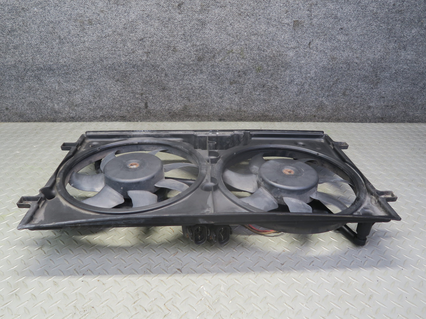 99-03 VW Eurovan T4 2.8L Engine Radiator Cooling Fan Motor Shroud 7D0121207 OEM