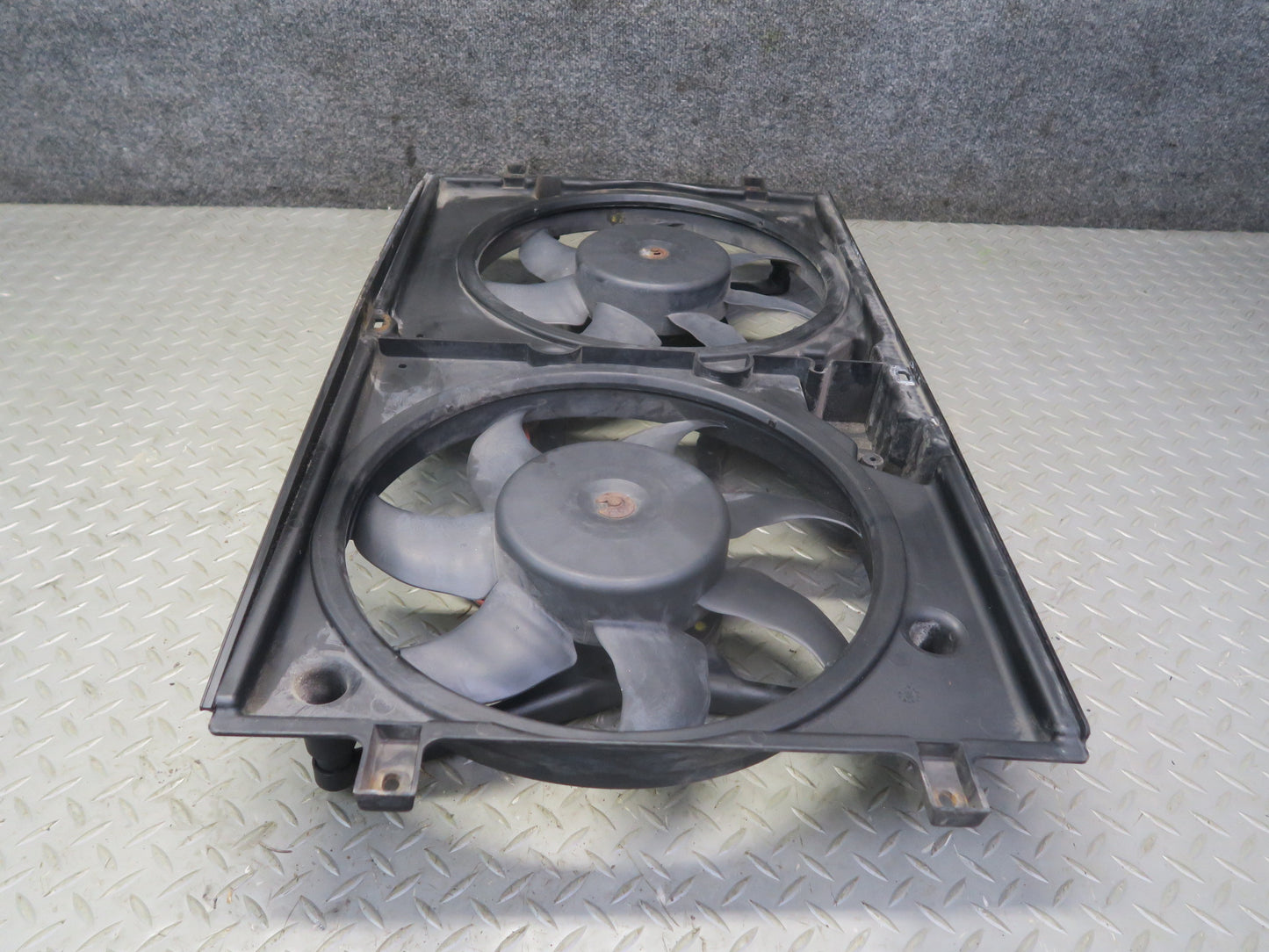 99-03 VW Eurovan T4 2.8L Engine Radiator Cooling Fan Motor Shroud 7D0121207 OEM