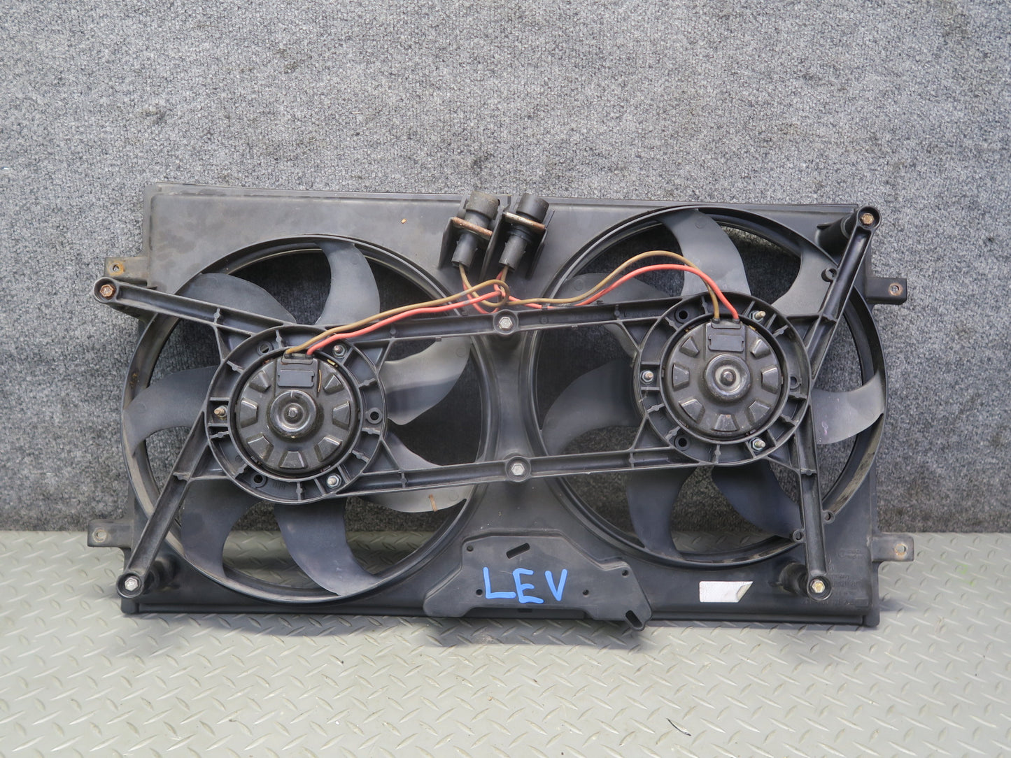 99-03 VW Eurovan T4 2.8L Engine Radiator Cooling Fan Motor Shroud 7D0121207 OEM
