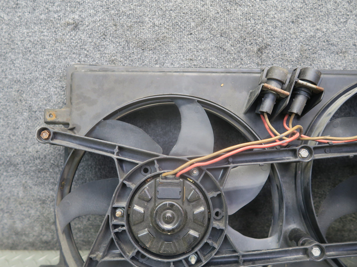 99-03 VW Eurovan T4 2.8L Engine Radiator Cooling Fan Motor Shroud 7D0121207 OEM