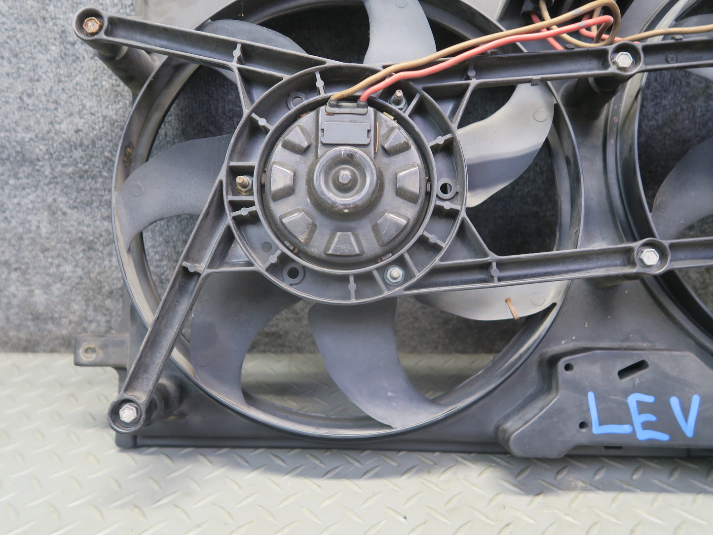 99-03 VW Eurovan T4 2.8L Engine Radiator Cooling Fan Motor Shroud 7D0121207 OEM