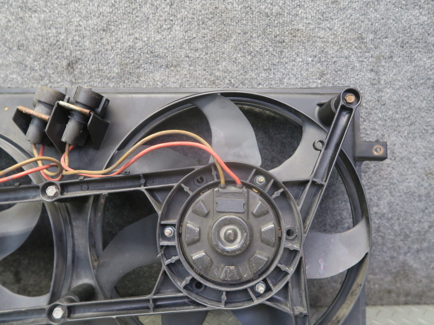 99-03 VW Eurovan T4 2.8L Engine Radiator Cooling Fan Motor Shroud 7D0121207 OEM
