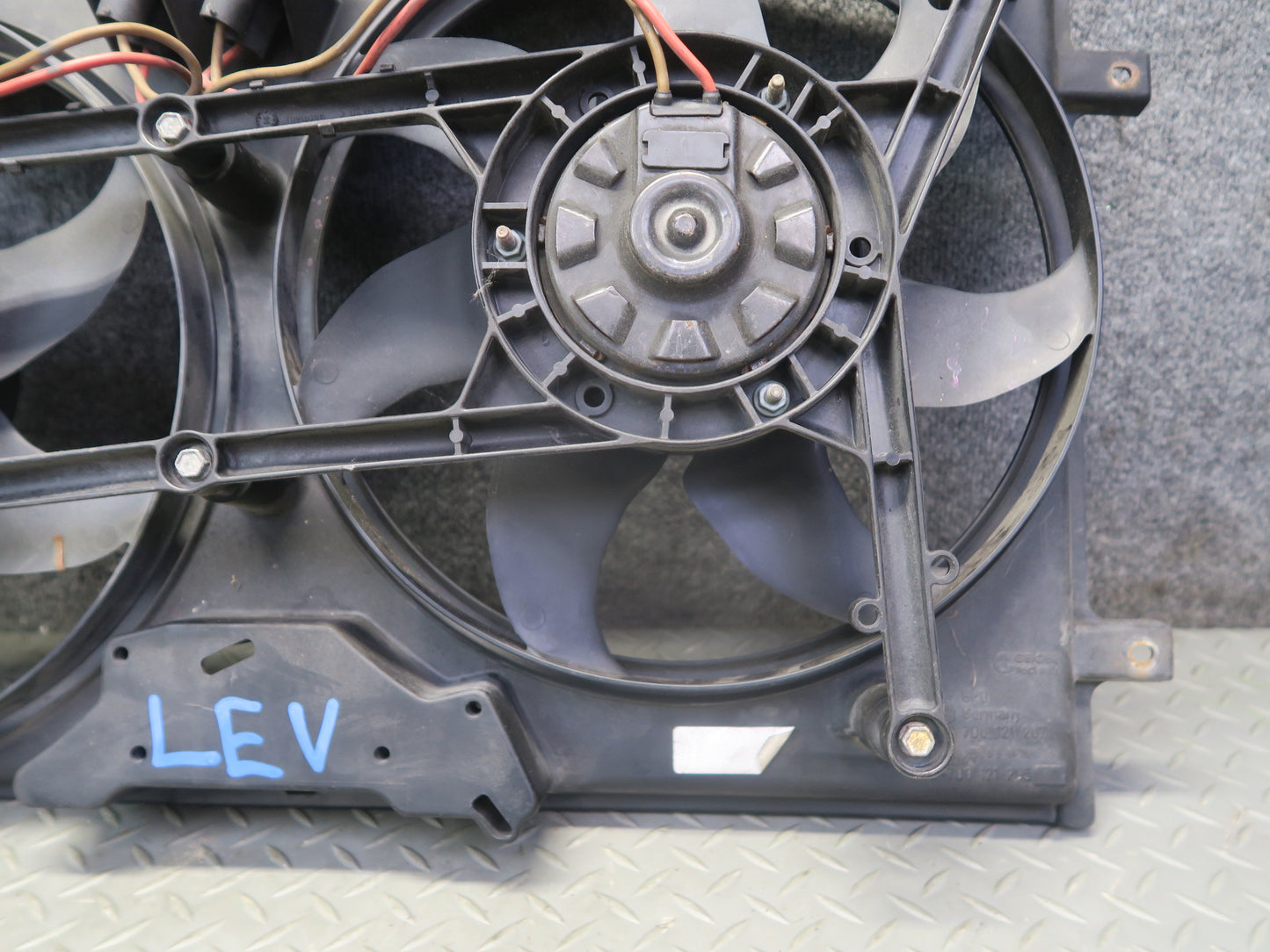 99-03 VW Eurovan T4 2.8L Engine Radiator Cooling Fan Motor Shroud 7D0121207 OEM