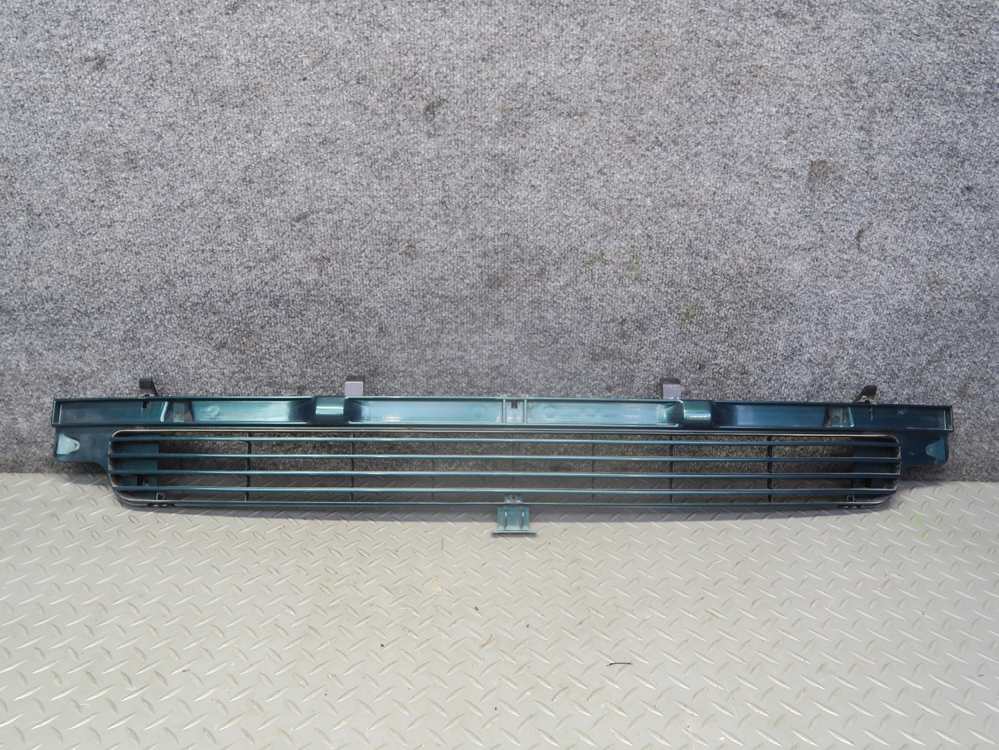 99-03 VW Eurovan T4 Front Radiator Center Lower Grille Green 7D0853654 OEM