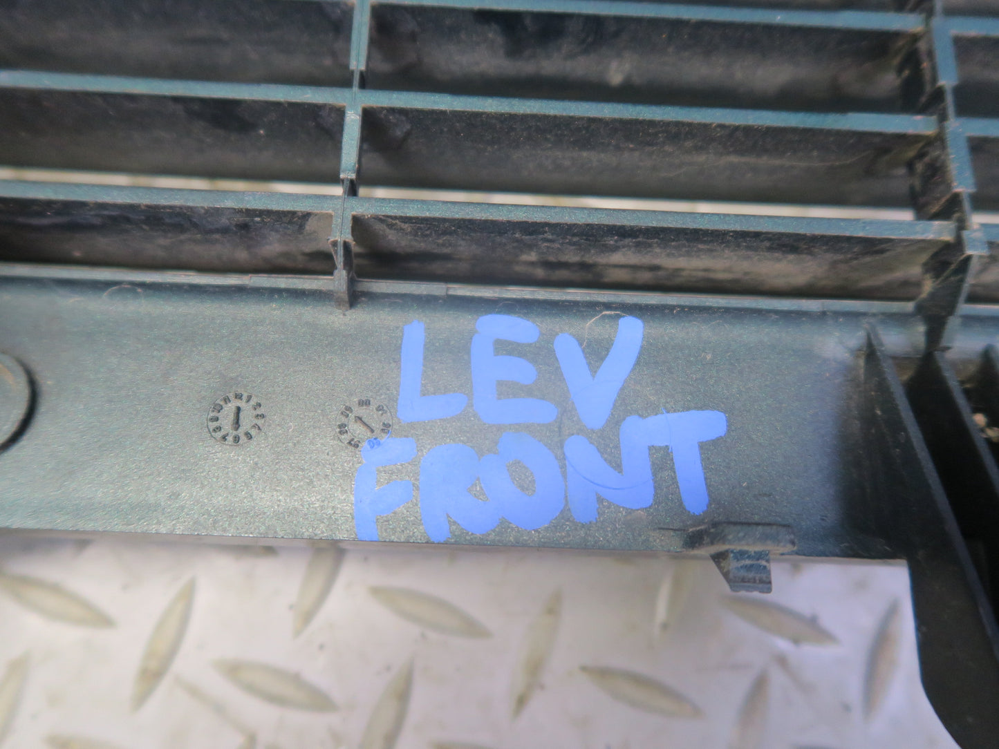 99-03 VW Eurovan T4 Front Radiator Center Lower Grille Green 7D0853654 OEM