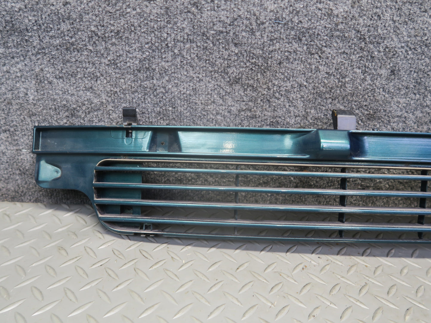 99-03 VW Eurovan T4 Front Radiator Center Lower Grille Green 7D0853654 OEM