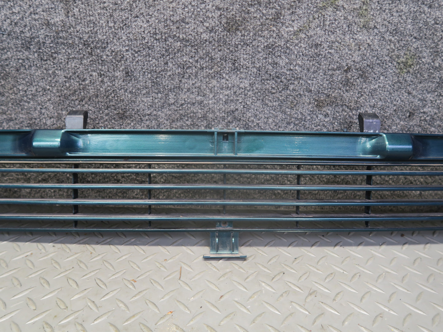 99-03 VW Eurovan T4 Front Radiator Center Lower Grille Green 7D0853654 OEM