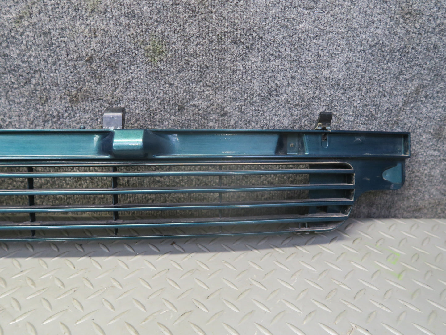 99-03 VW Eurovan T4 Front Radiator Center Lower Grille Green 7D0853654 OEM