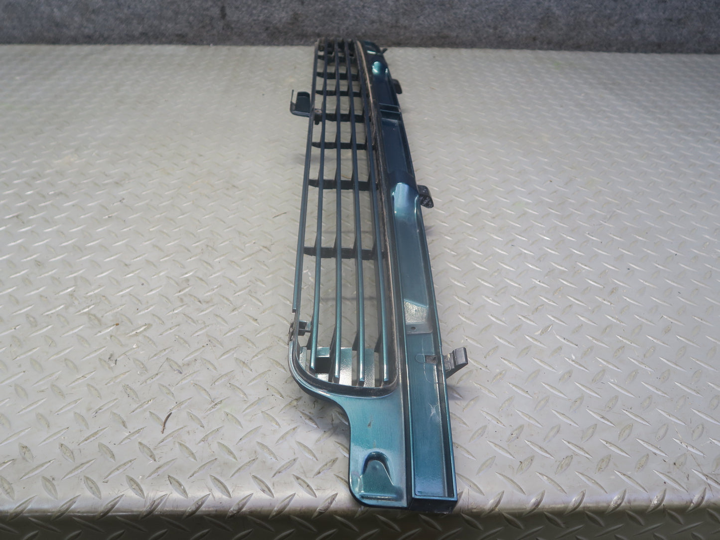 99-03 VW Eurovan T4 Front Radiator Center Lower Grille Green 7D0853654 OEM