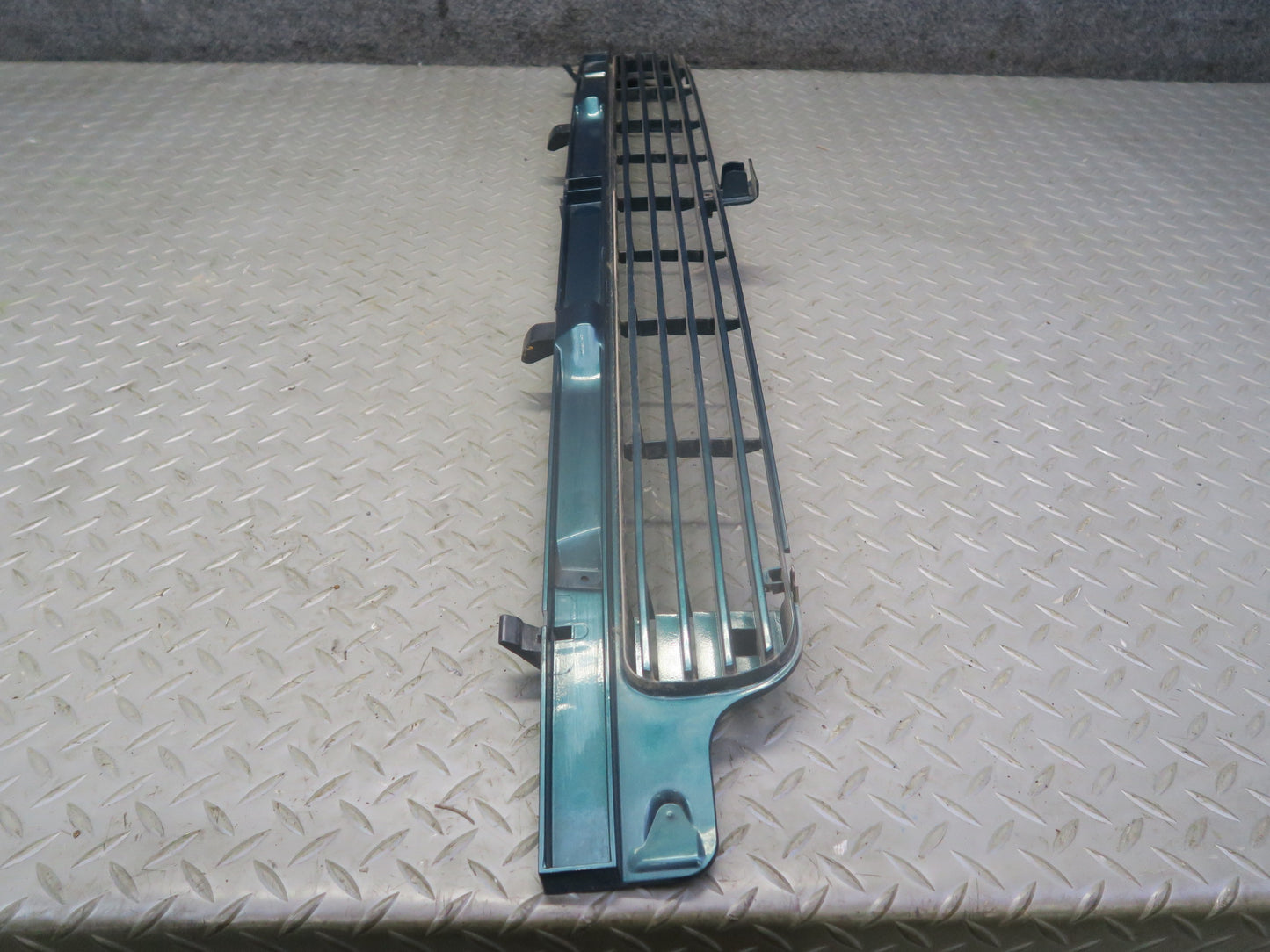 99-03 VW Eurovan T4 Front Radiator Center Lower Grille Green 7D0853654 OEM