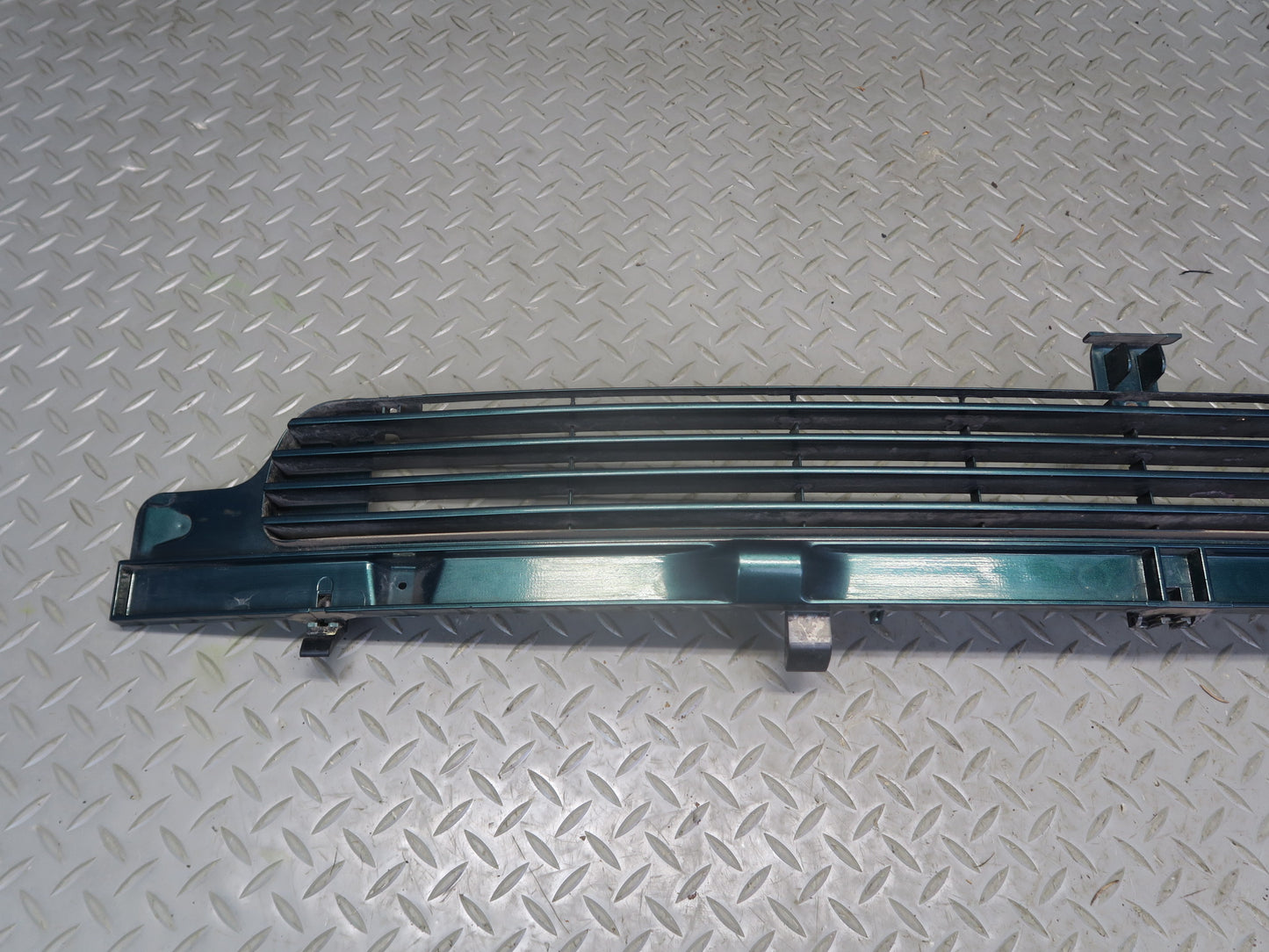 99-03 VW Eurovan T4 Front Radiator Center Lower Grille Green 7D0853654 OEM