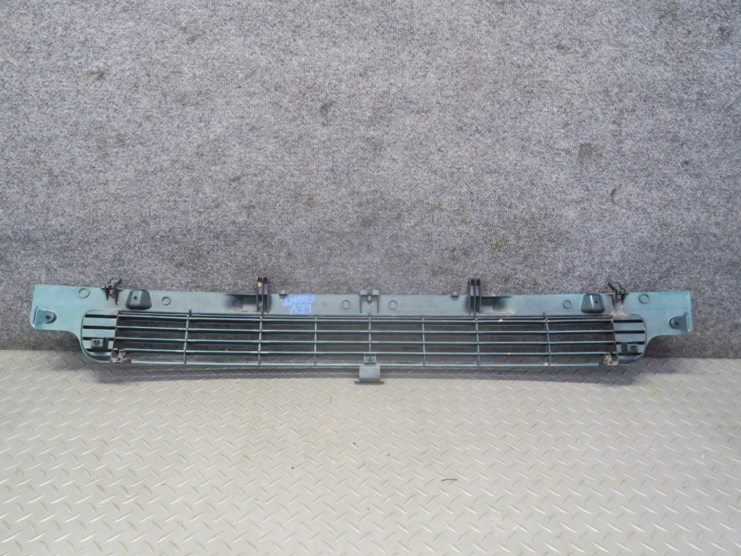 99-03 VW Eurovan T4 Front Radiator Center Lower Grille Green 7D0853654 OEM