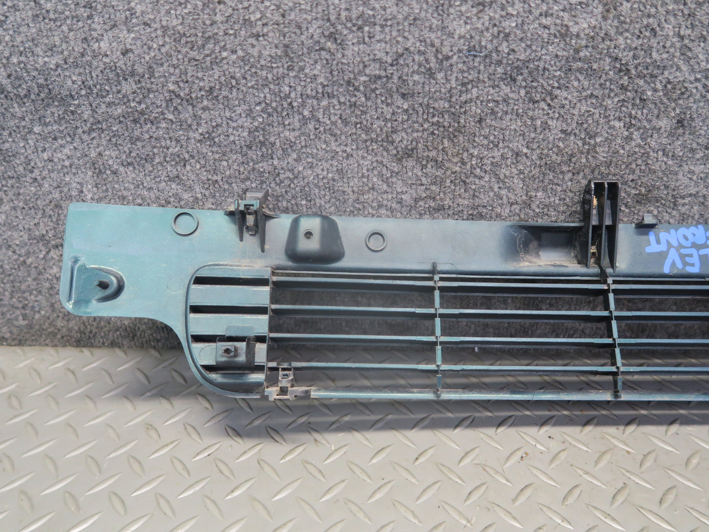 99-03 VW Eurovan T4 Front Radiator Center Lower Grille Green 7D0853654 OEM
