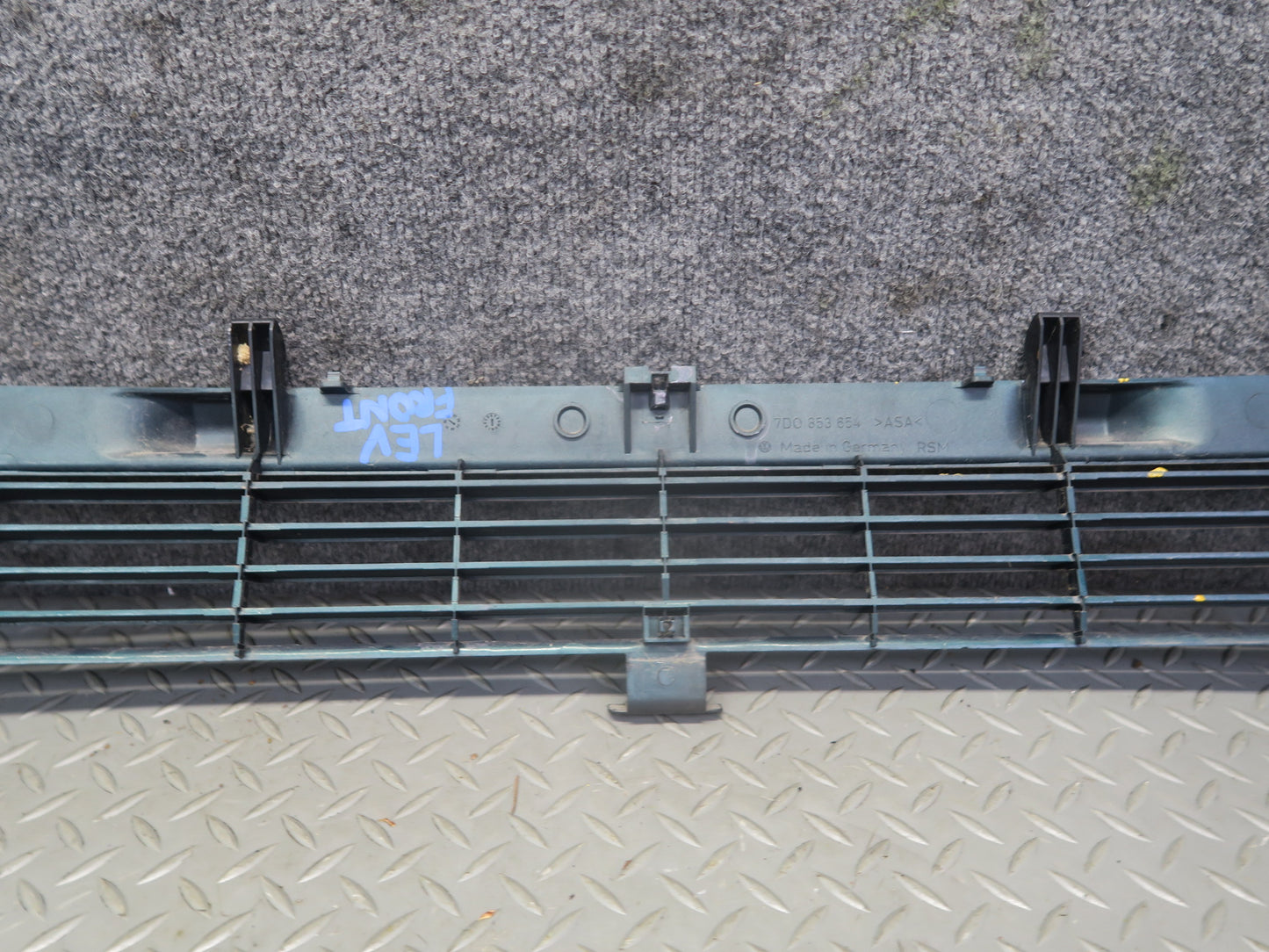 99-03 VW Eurovan T4 Front Radiator Center Lower Grille Green 7D0853654 OEM