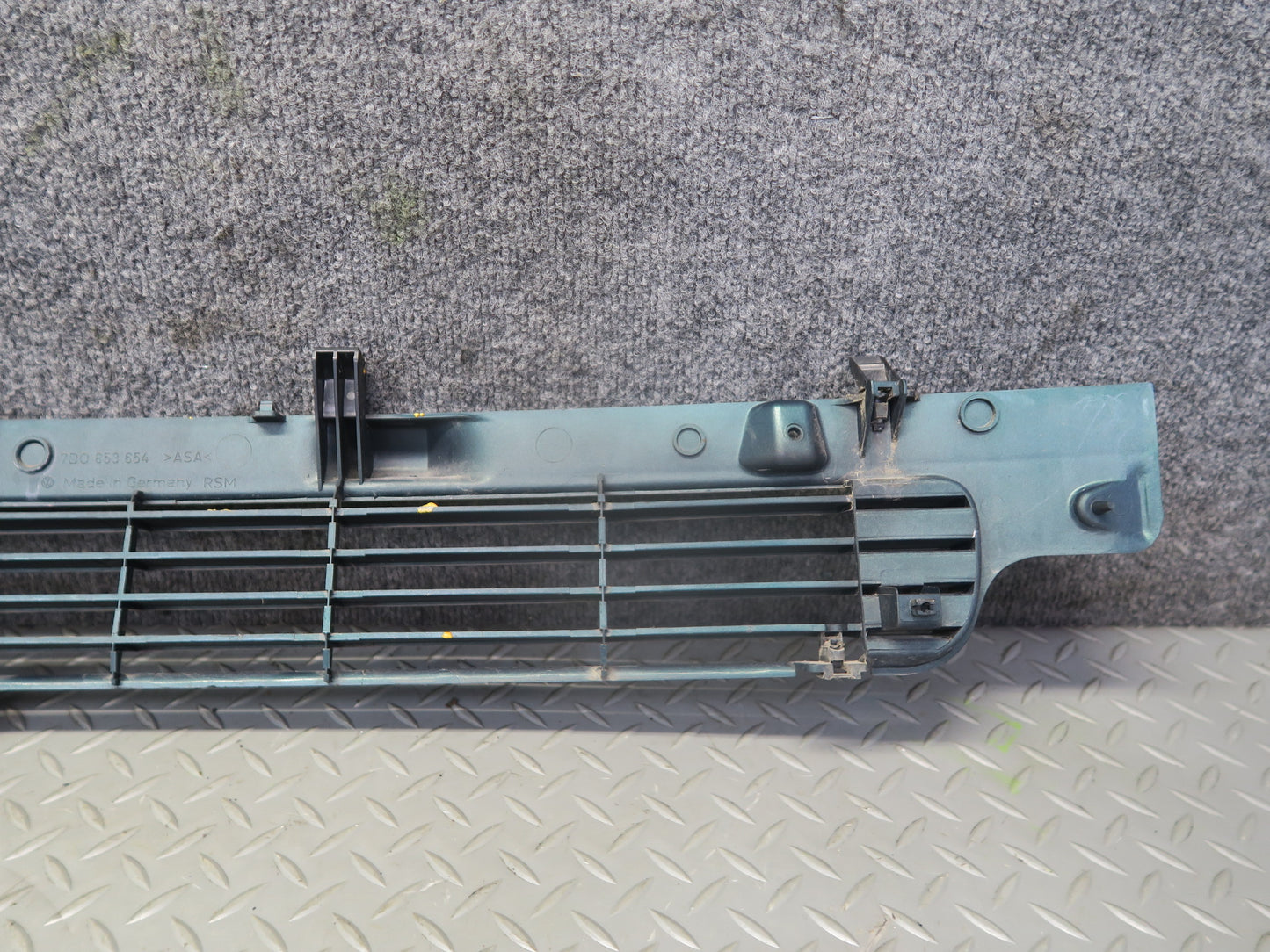 99-03 VW Eurovan T4 Front Radiator Center Lower Grille Green 7D0853654 OEM