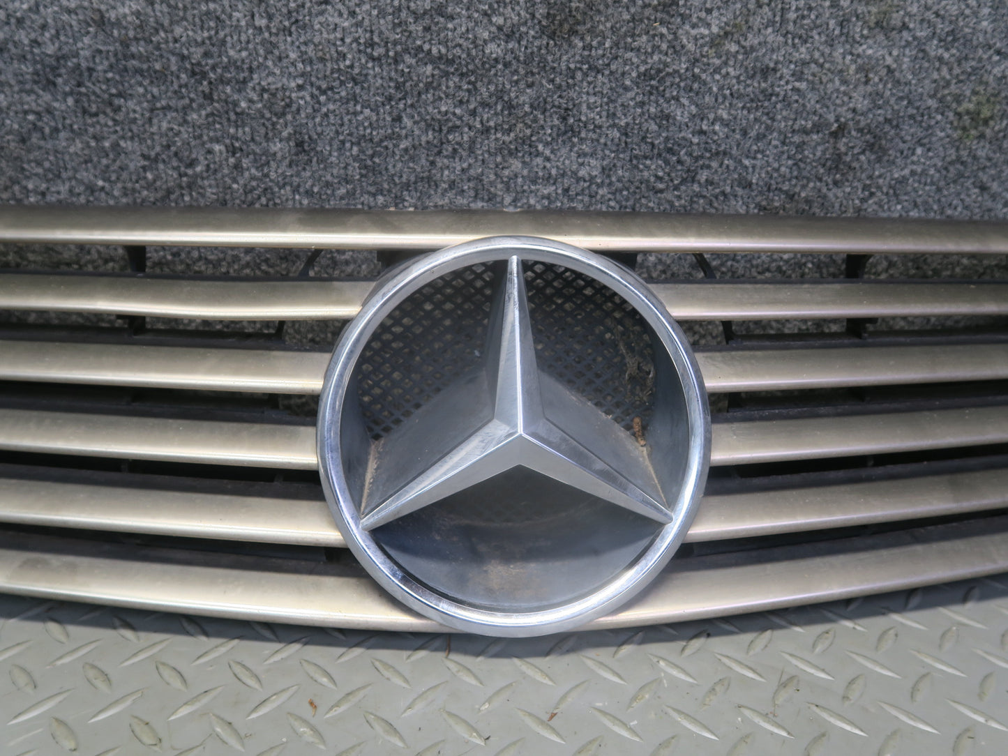 94-02 Mercedes R129 Sl-class Front Hood Grille w Emblem OEM
