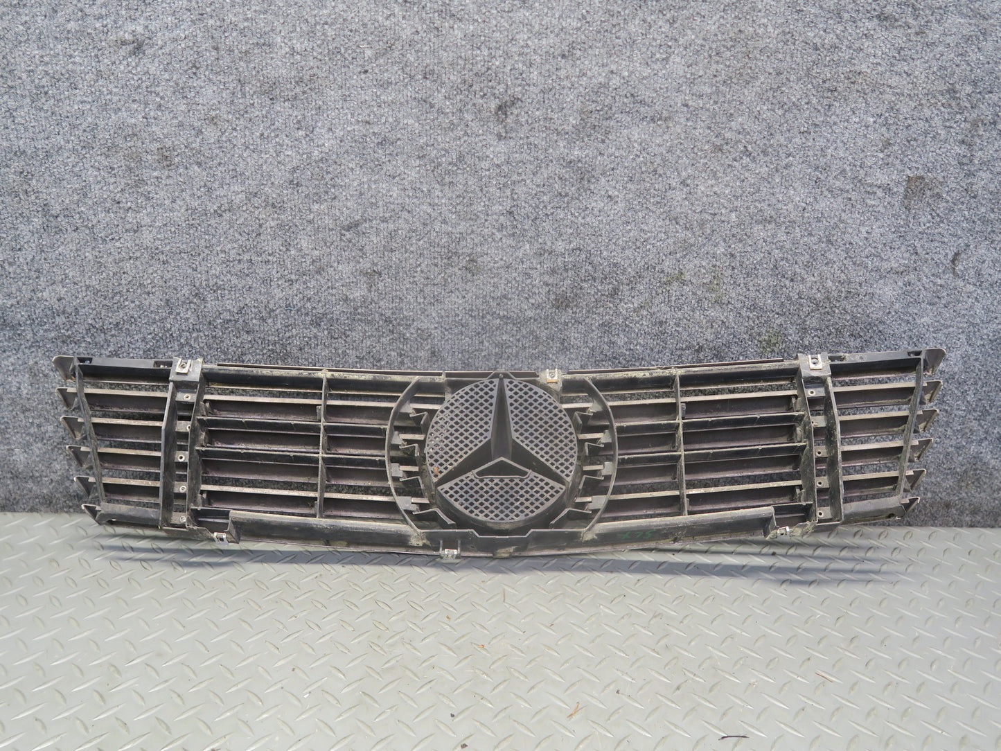 94-02 Mercedes R129 Sl-class Front Hood Grille w Emblem OEM