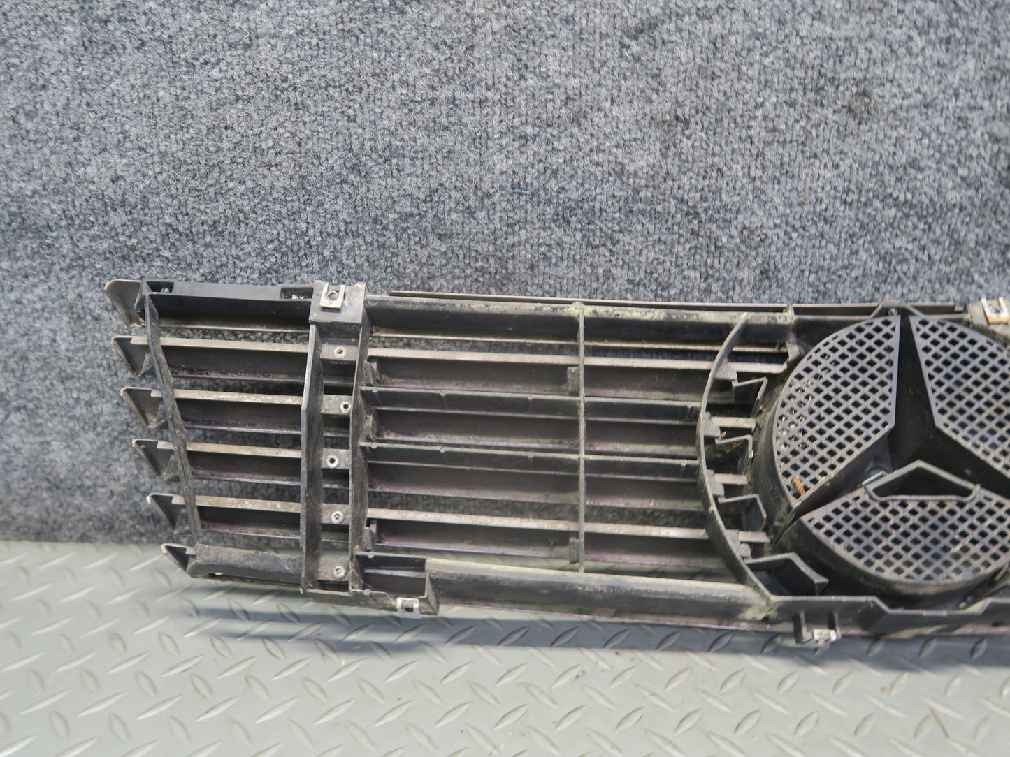 94-02 Mercedes R129 Sl-class Front Hood Grille w Emblem OEM