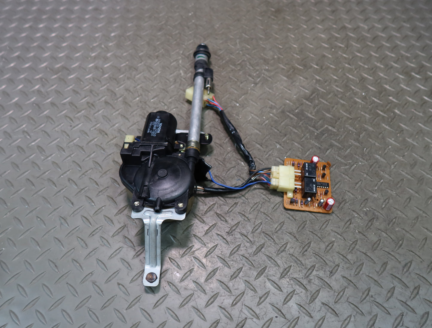 84-88 Toyota Cressida MX73 Sedan Radio Power Antenna w Motor Assembly OEM