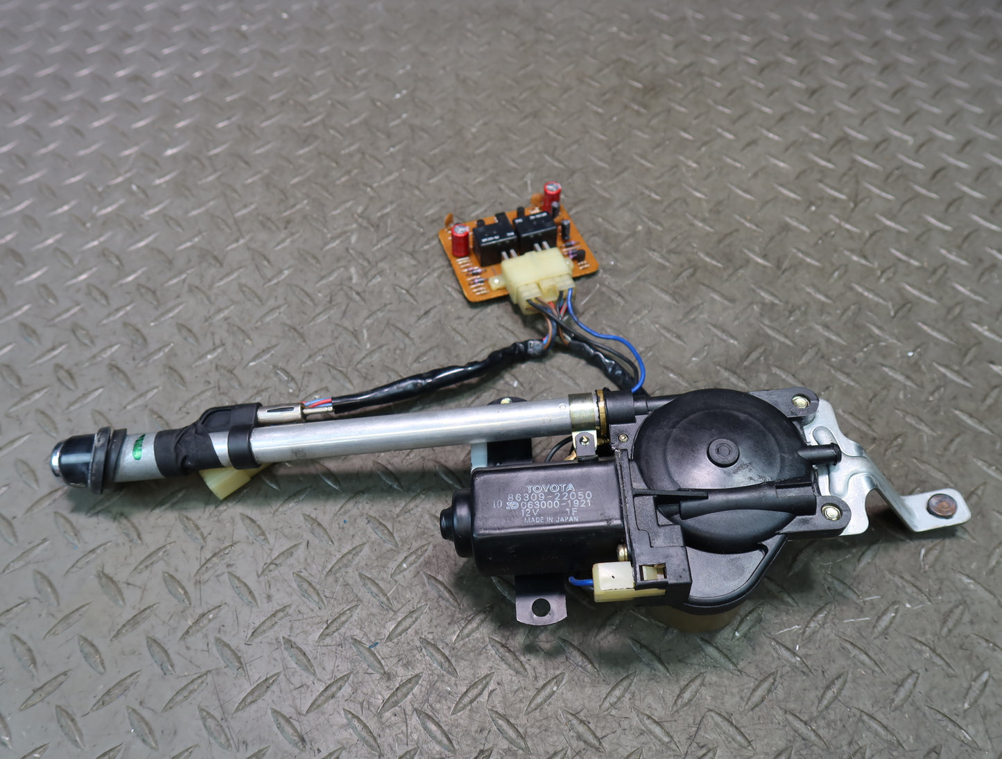 84-88 Toyota Cressida MX73 Sedan Radio Power Antenna w Motor Assembly OEM
