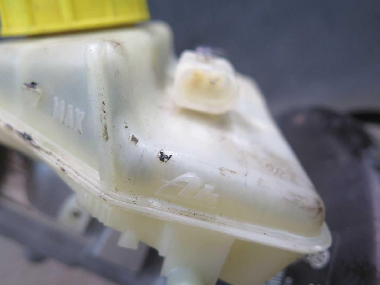 99-03 VW Eurovan T4 2.8L Brake Master Cylinder Booster Fluid Reservoir OEM