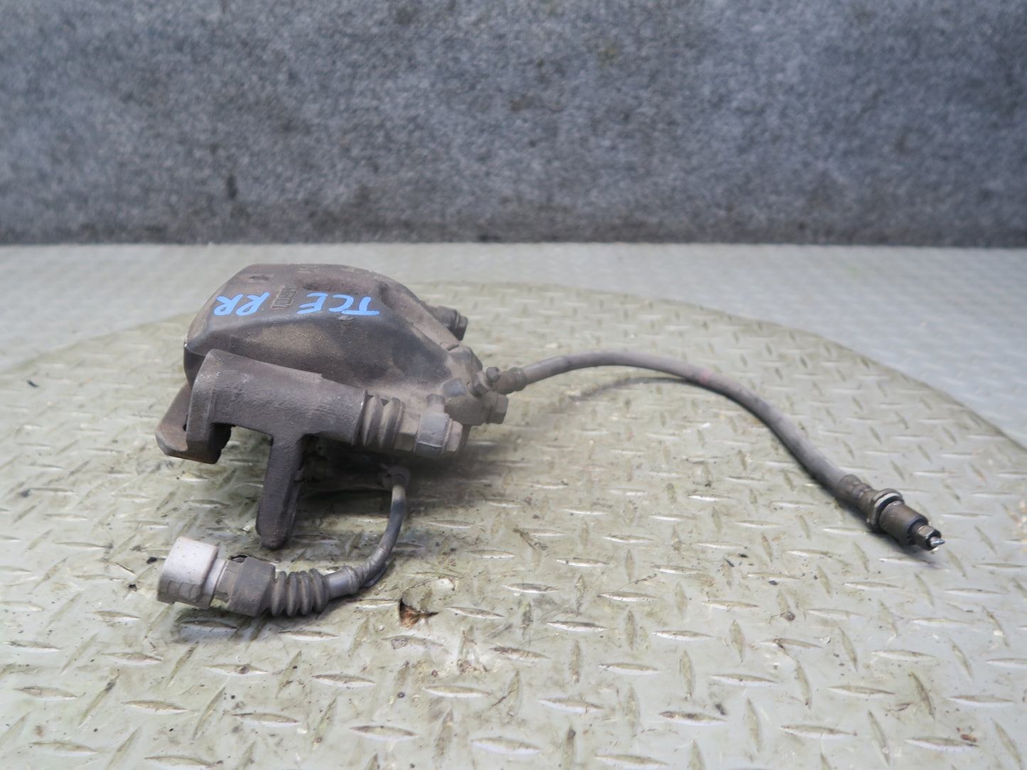 95-97 Toyota Celsior Lexus LS400 UCF20 Rear Left & Right Brake Caliper Set OEM