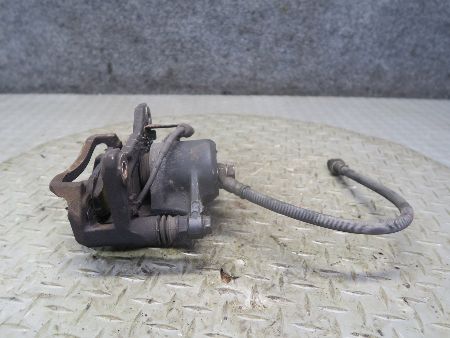 95-97 Toyota Celsior Lexus LS400 UCF20 Rear Left & Right Brake Caliper Set OEM