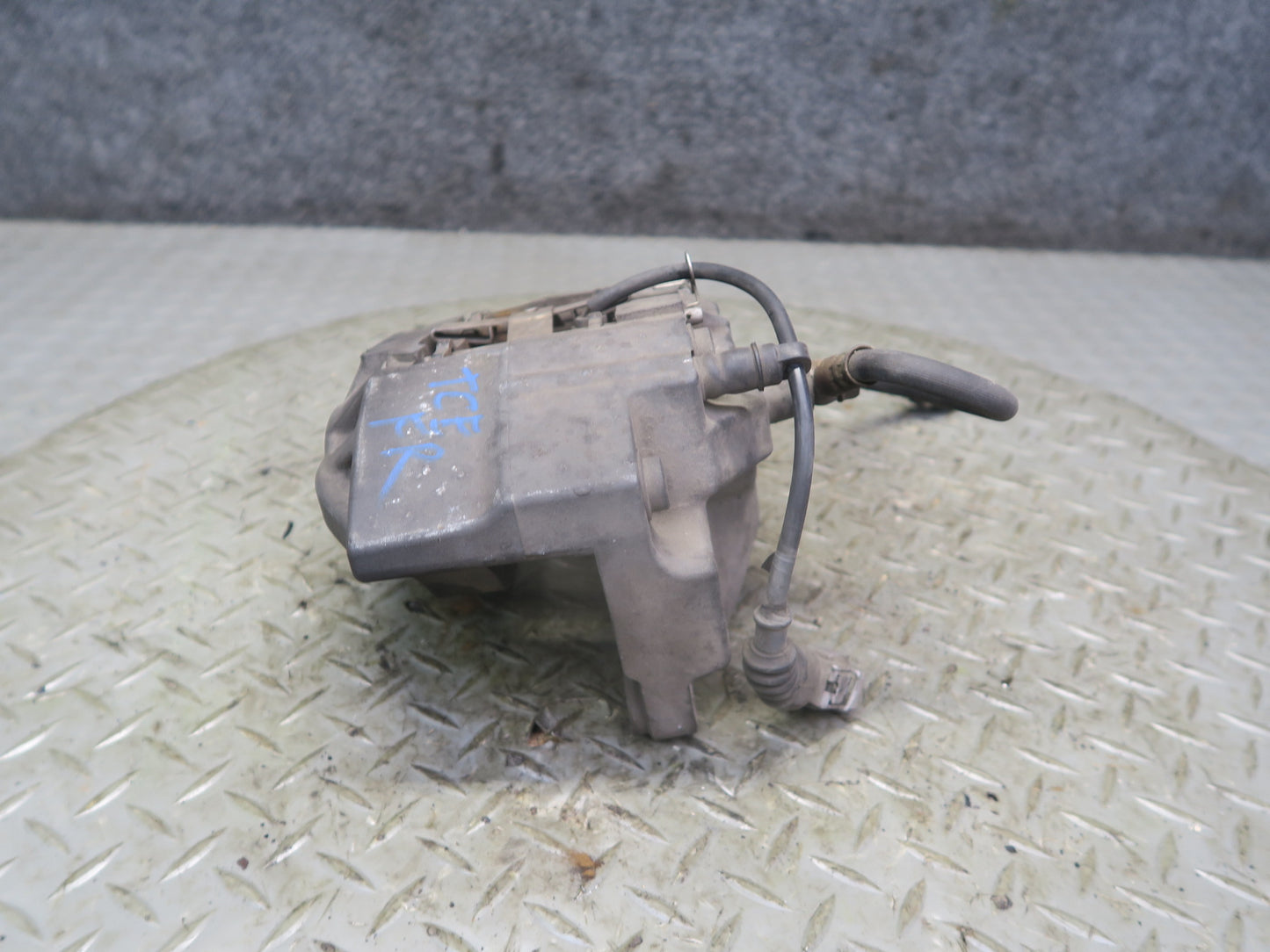 95-00 Toyota Celsior Lexus LS400 Front Left Right Brake Caliper Set Sumitomo OEM