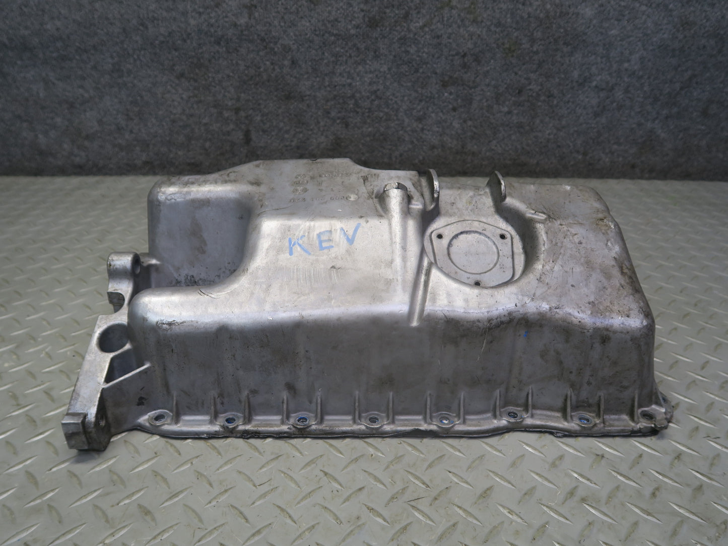 01-03 Volkswagen VW Eurovan T4 2.8L AXK Engine Oil Pan 022103603 OEM