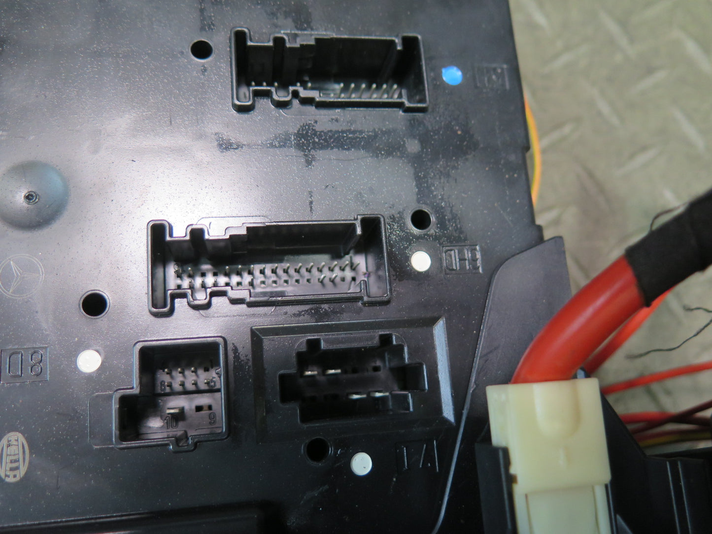2012-2016 Mercedes R172 SLK Rear SAM Module Relay Fuse Box Assembly A1729002611