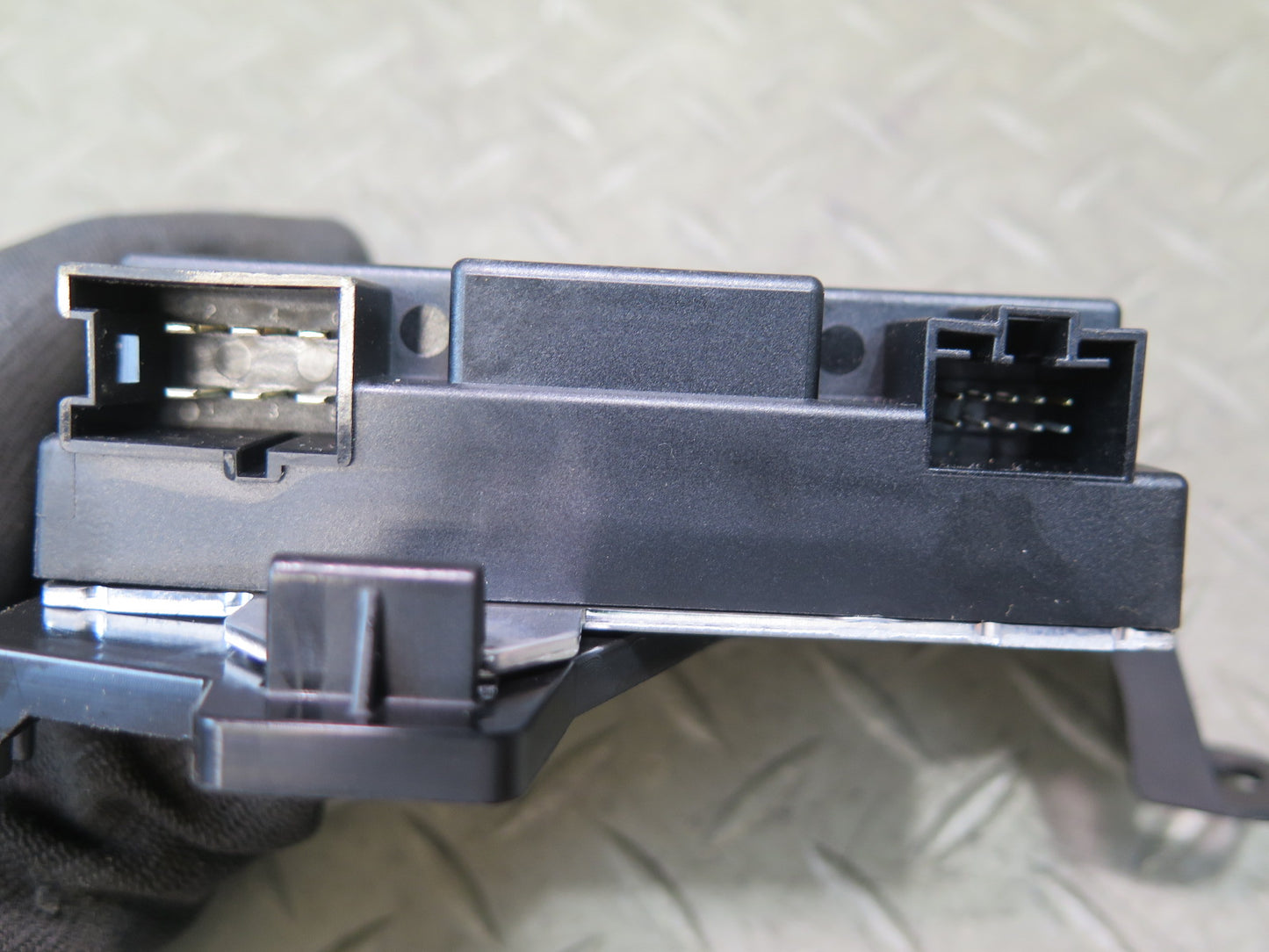 2012-2020 Mercedes R172 SLK SLC  Fuel Pump Control Module Unit A0009000104