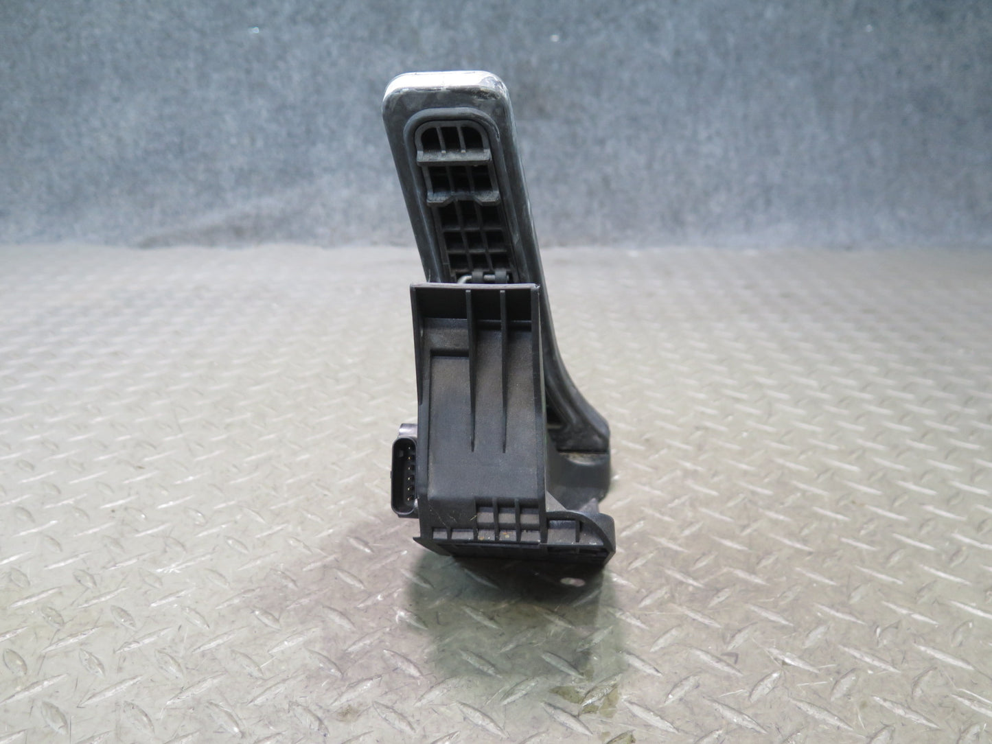 2012-2020 Mercedes R172 SLK SLC Acceleration Gas Throttle Pedal A2043000200