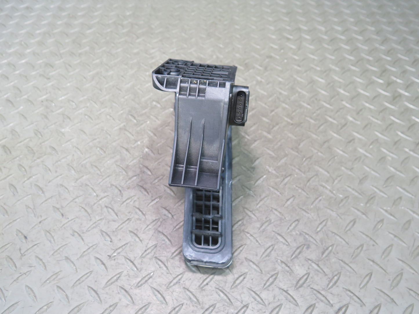 2012-2020 Mercedes R172 SLK SLC Acceleration Gas Throttle Pedal A2043000200