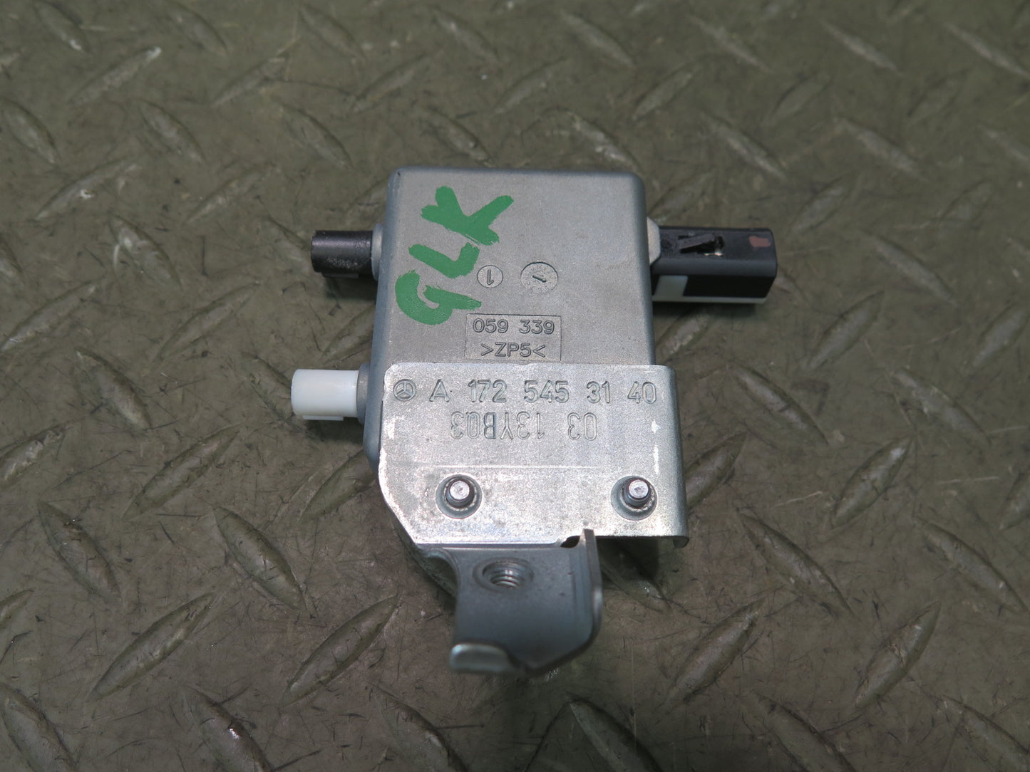 2012-2016 Mercedes R172 SLK  Antenna Amplifier A1725453140