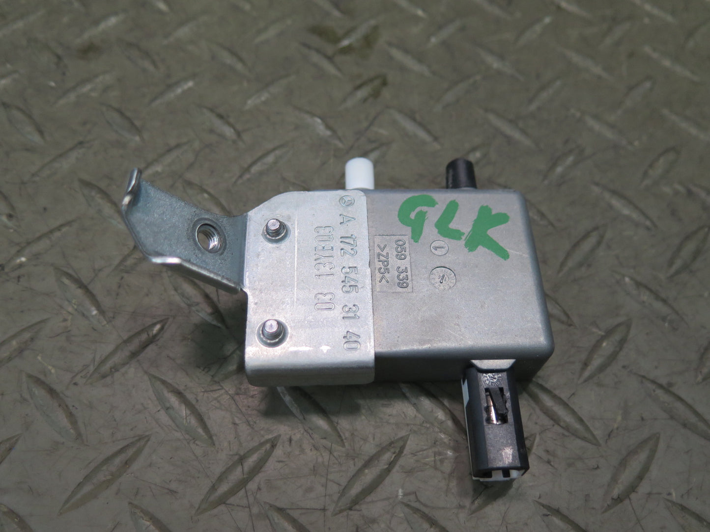 2012-2016 Mercedes R172 SLK  Antenna Amplifier A1725453140