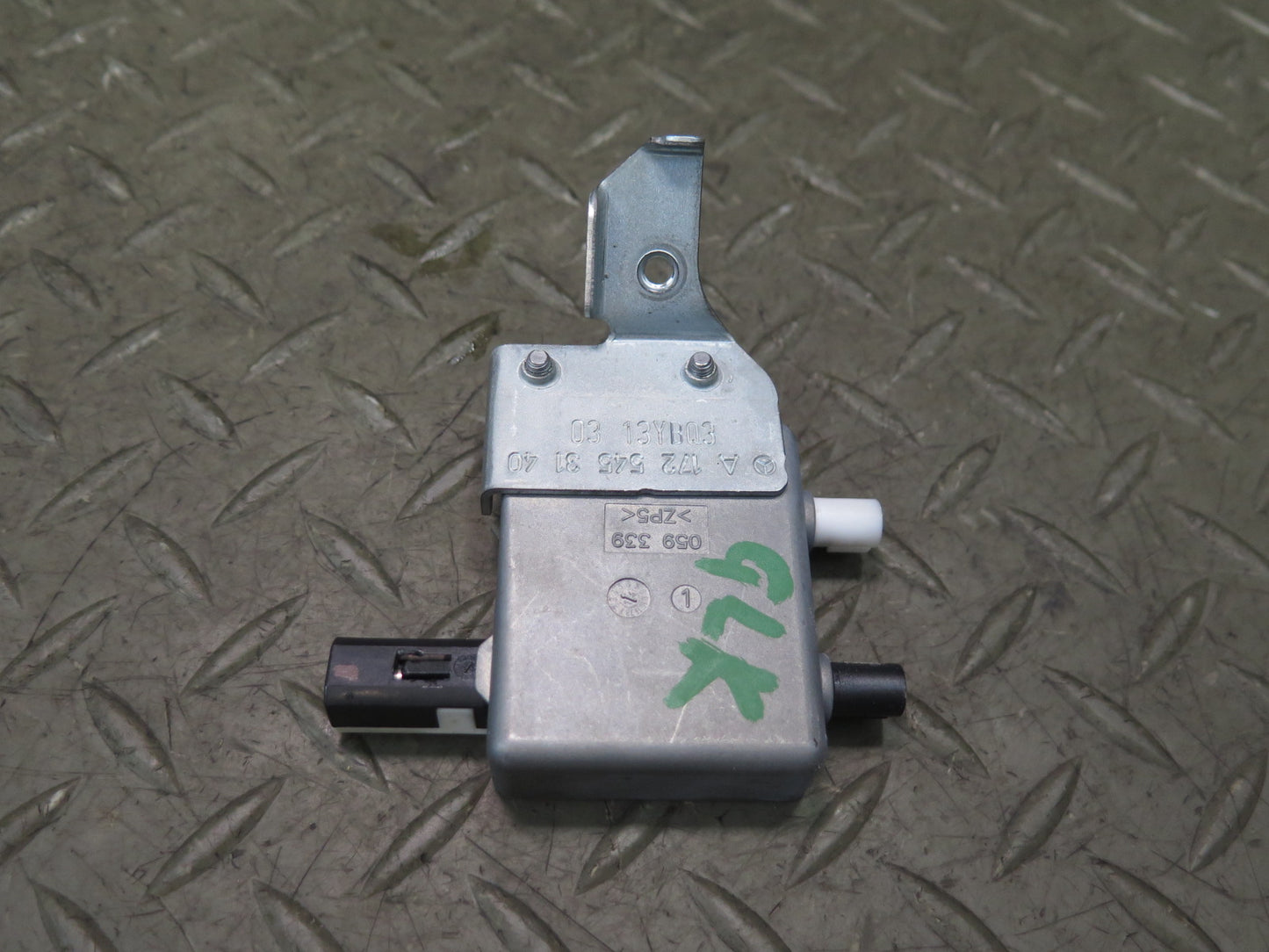 2012-2016 Mercedes R172 SLK  Antenna Amplifier A1725453140