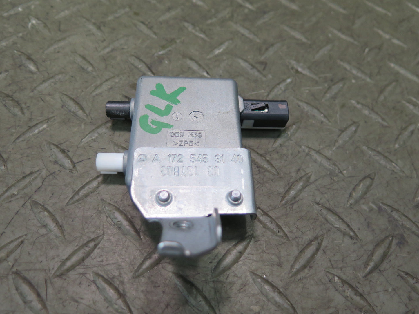 2012-2016 Mercedes R172 SLK  Antenna Amplifier A1725453140