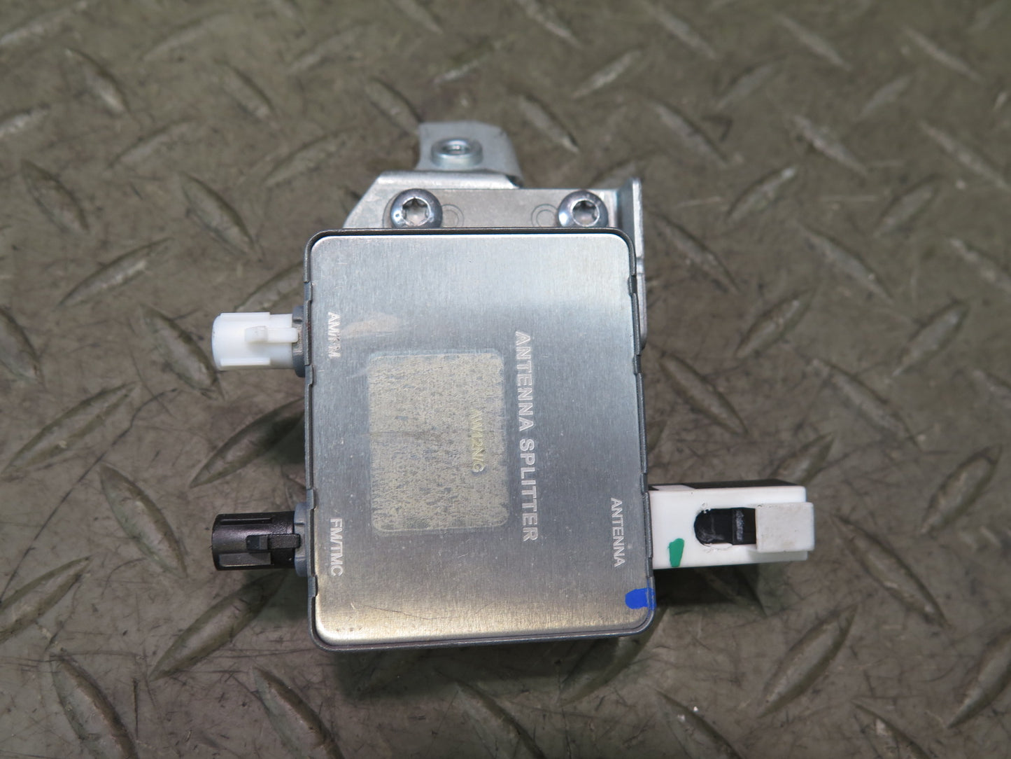 2012-2016 Mercedes R172 SLK  Antenna Amplifier A1725453140