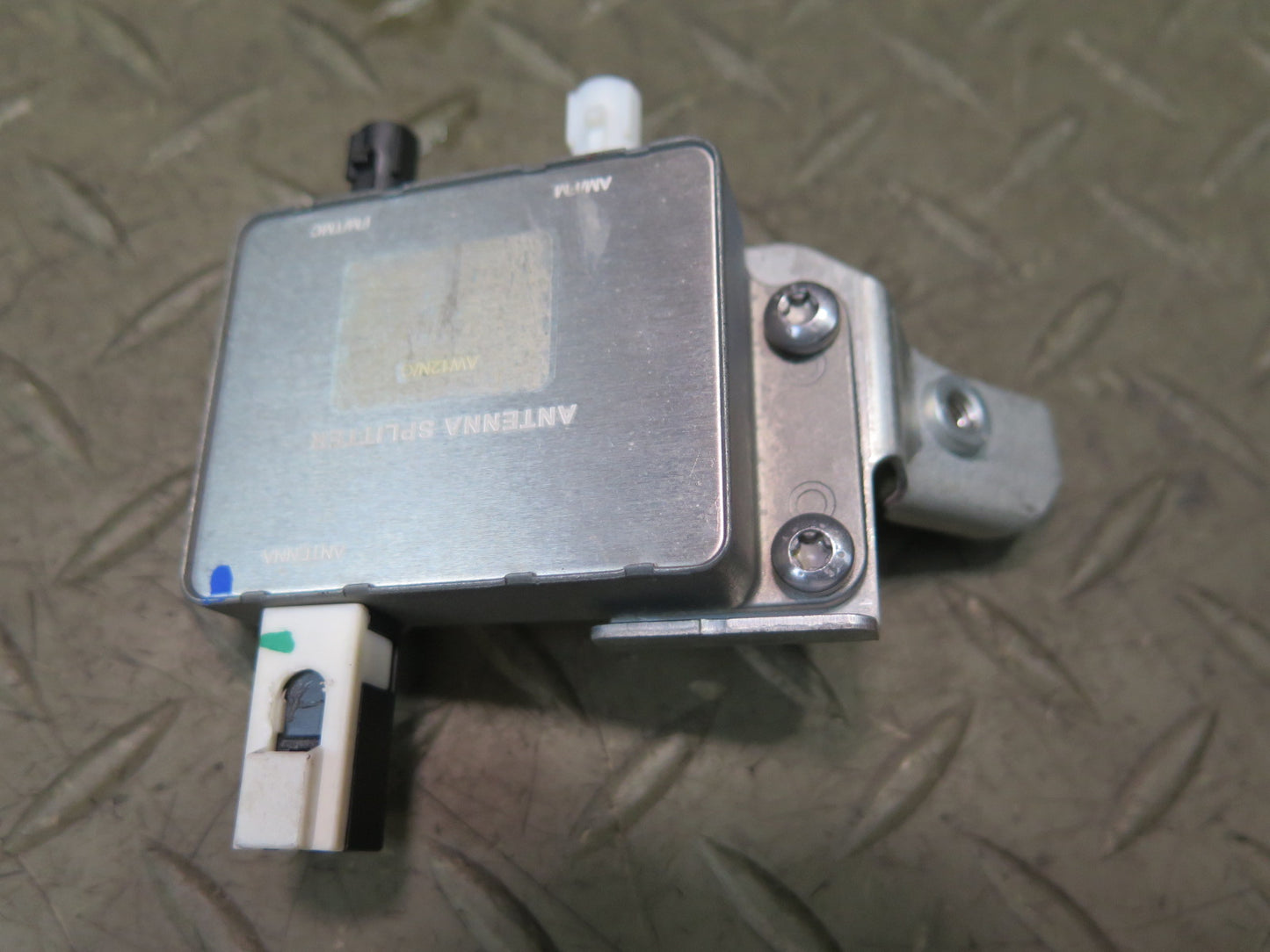 2012-2016 Mercedes R172 SLK  Antenna Amplifier A1725453140