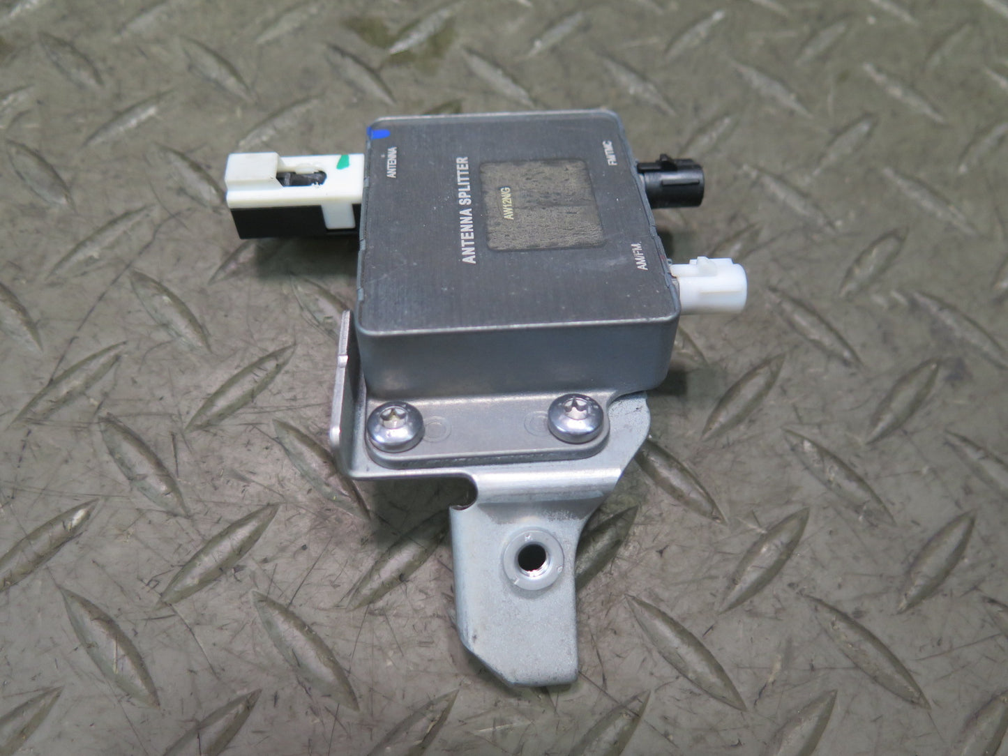 2012-2016 Mercedes R172 SLK  Antenna Amplifier A1725453140