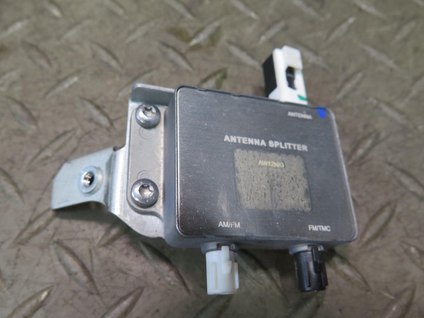 2012-2016 Mercedes R172 SLK  Antenna Amplifier A1725453140