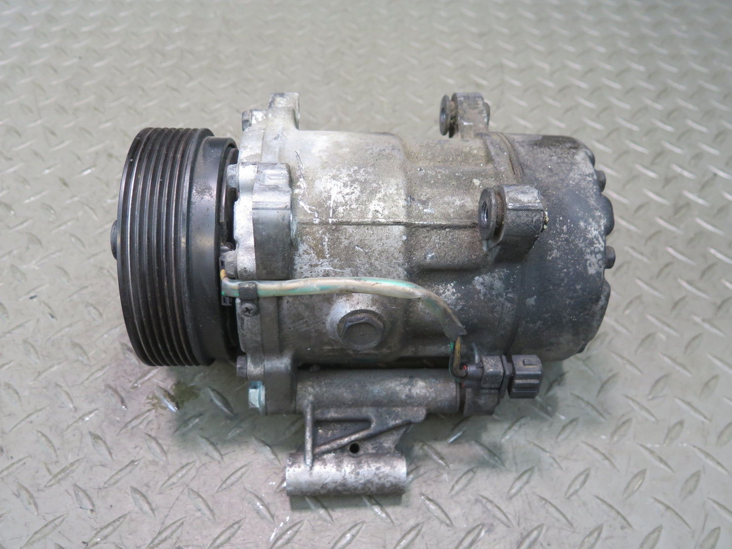 01-03 VW Eurovan T4 2.8L AXK A/C Air Condition Compressor 7D0820805J OEM
