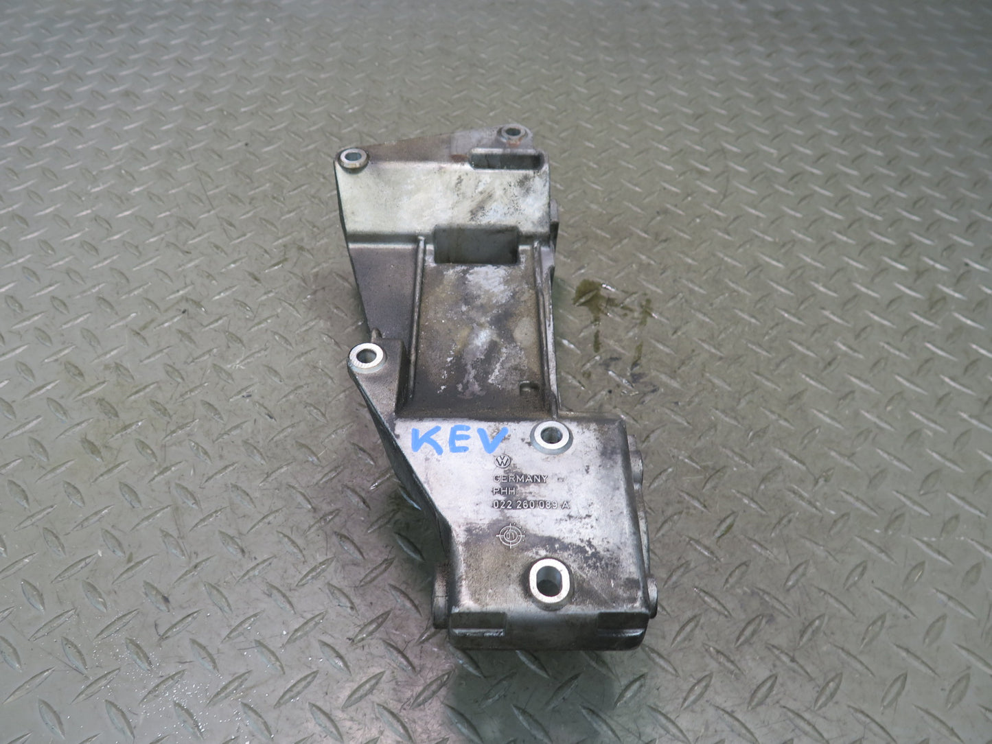 01-03 VW Eurovan T4 2.8L AXK Power Steering Alternator Mounting Bracket OEM