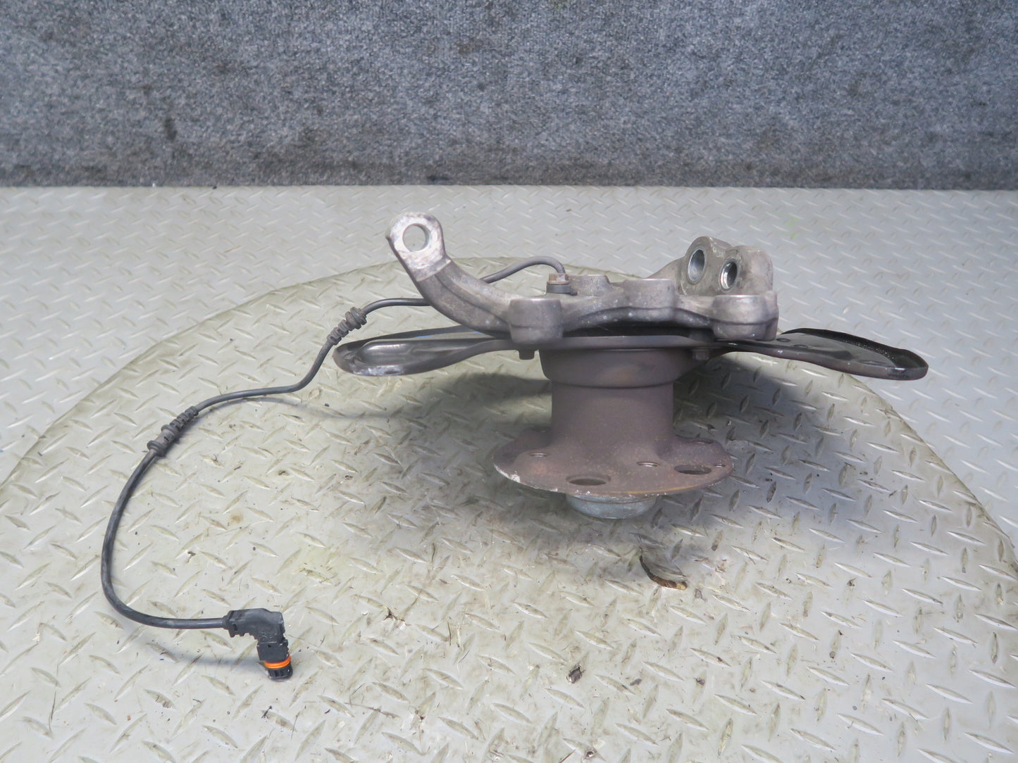 2012-2020 Mercedes R172 SLK SLC RWD Front Left Side Spindle Knuckle Wheel Hub