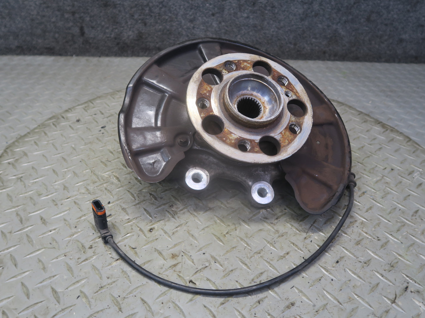 2012-2020 Mercedes R172 SLK SLC RWD Rear Left Side Spindle Knuckle Wheel Hub